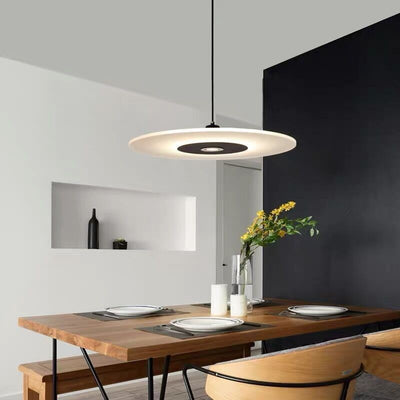 Zeitgenössische nordische runde UFO-Scheibe aus Acryl in Eisenform LED Pendelleuchte für Esszimmer 