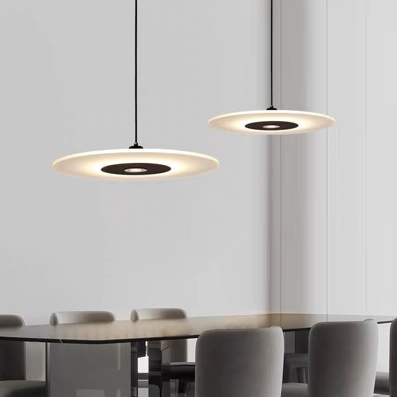 Zeitgenössische nordische runde UFO-Scheibe aus Acryl in Eisenform LED Pendelleuchte für Esszimmer 