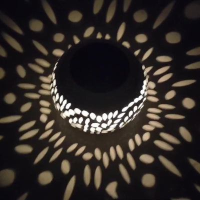 Art déco moderne Lanterne solaire en fer à petits trous Forme de lumières LED extérieures pour jardin 