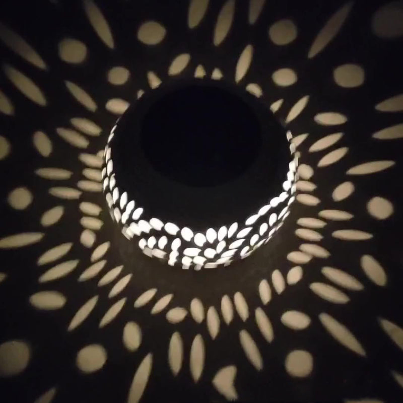 Art déco moderne Lanterne solaire en fer à petits trous Forme de lumières LED extérieures pour jardin 