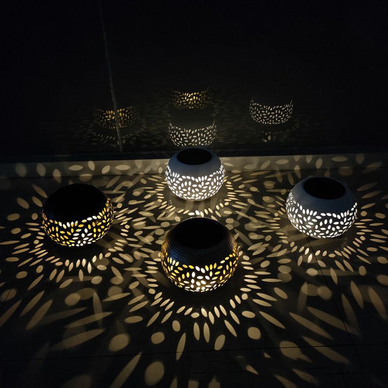 Art déco moderne Lanterne solaire en fer à petits trous Forme de lumières LED extérieures pour jardin 