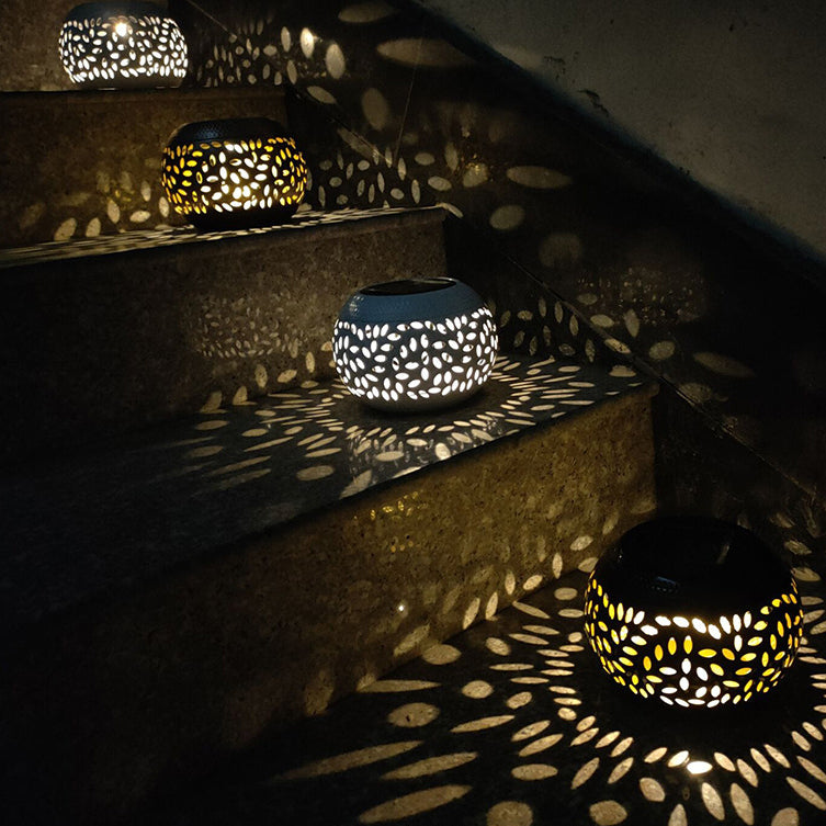 Art déco moderne Lanterne solaire en fer à petits trous Forme de lumières LED extérieures pour jardin 