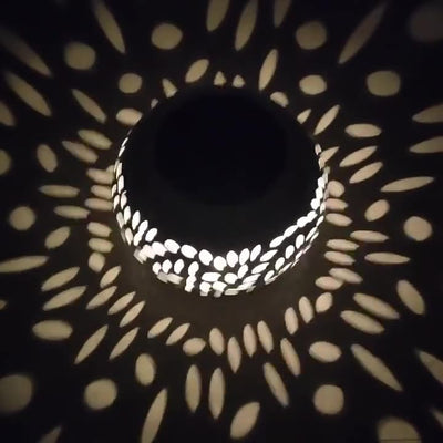 Art déco moderne Lanterne solaire en fer à petits trous Forme de lumières LED extérieures pour jardin 