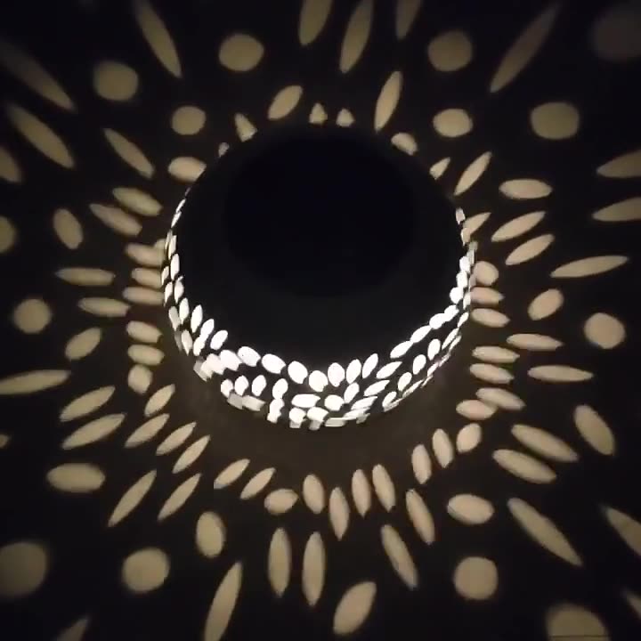 Art déco moderne Lanterne solaire en fer à petits trous Forme de lumières LED extérieures pour jardin 