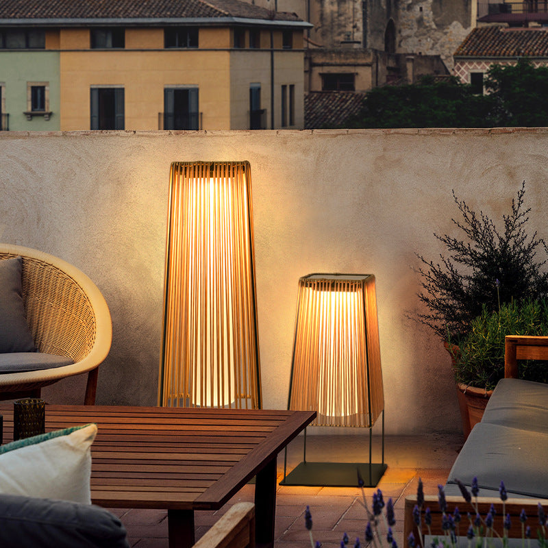 Lumière paysagère LED moderne minimaliste solaire étanche en bande prismatique en acier inoxydable et rotin pour patio extérieur 