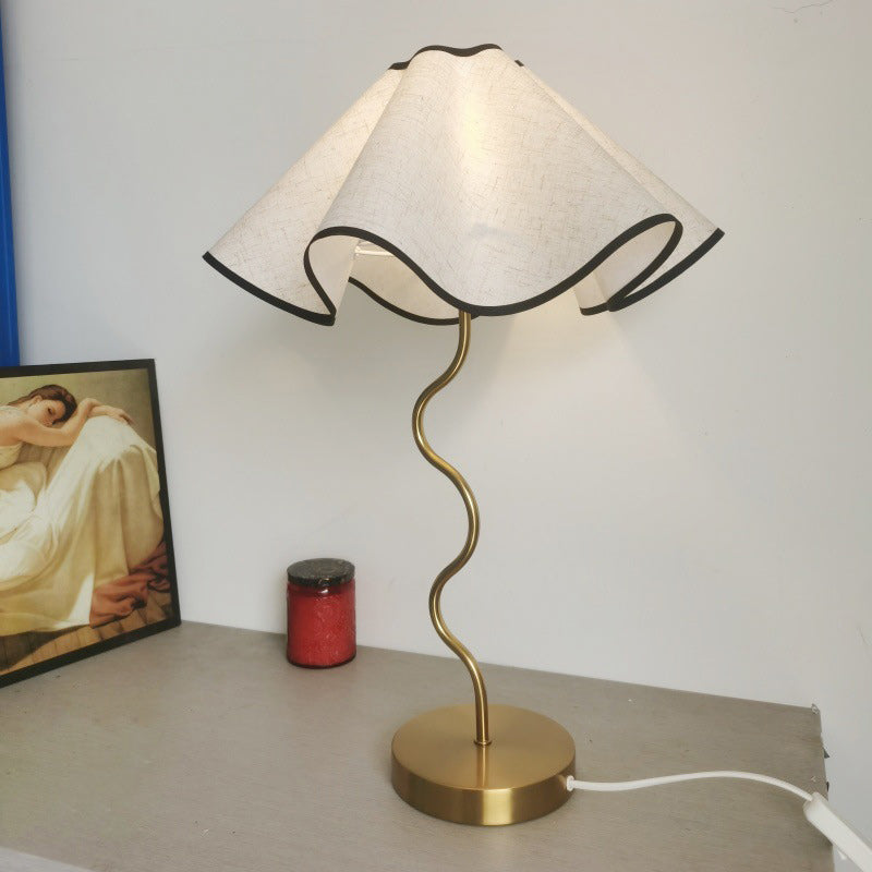 Lampe de table 1 lumière en tissu métal avec base en disque courbé pour chambre à coucher 