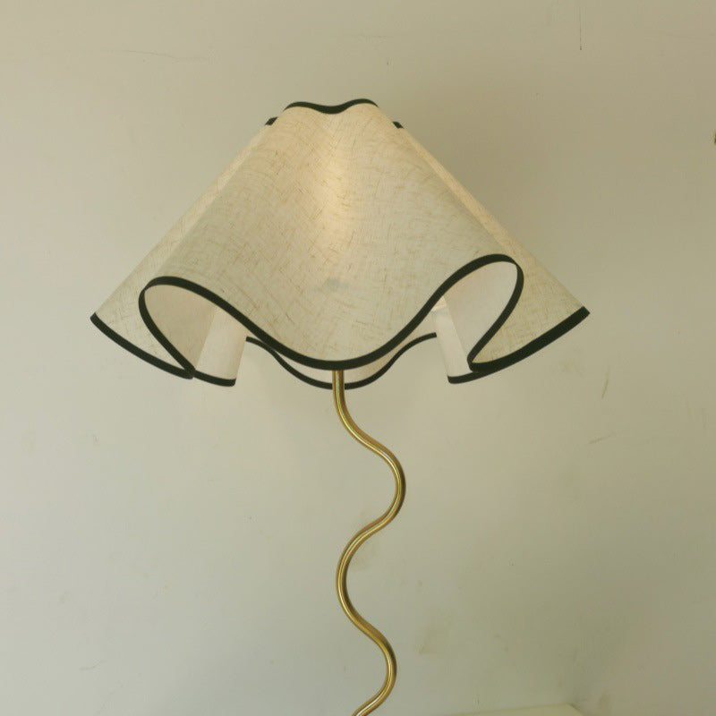 Lampe de table 1 lumière en tissu métal avec base en disque courbé pour chambre à coucher 