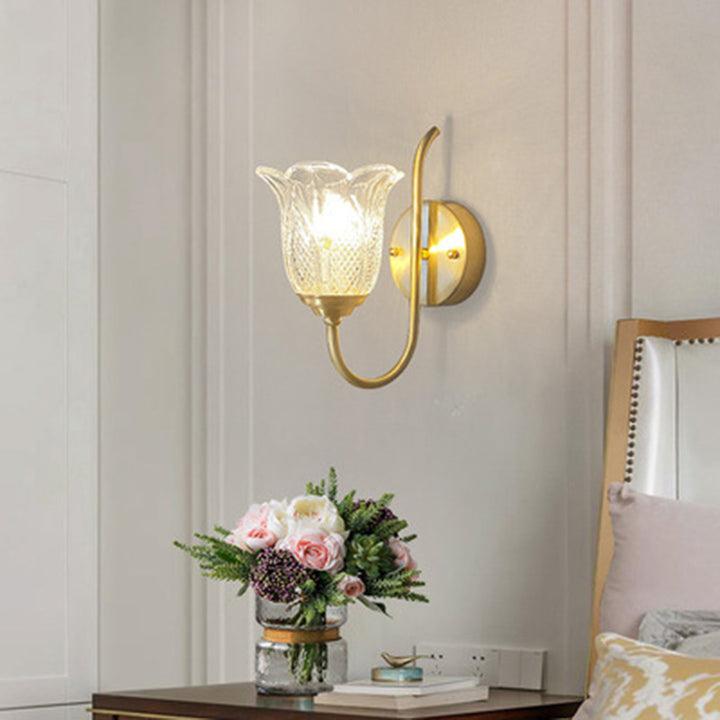 Apliqué de pared de lujo contemporáneo con base de disco floral en relieve de cobre y vidrio 1/2 luz para dormitorio 
