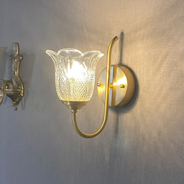 Apliqué de pared de lujo contemporáneo con base de disco floral en relieve de cobre y vidrio 1/2 luz para dormitorio 
