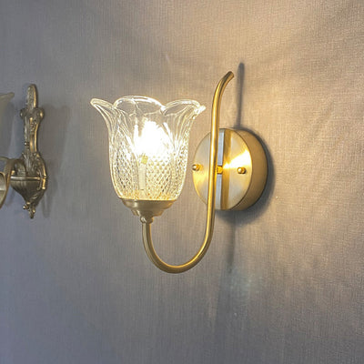 Applique murale contemporaine de luxe avec base en disque floral embossé en cuivre, verre 1/2 lumière pour chambre 