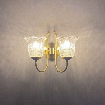 Applique murale contemporaine de luxe avec base en disque floral embossé en cuivre, verre 1/2 lumière pour chambre 