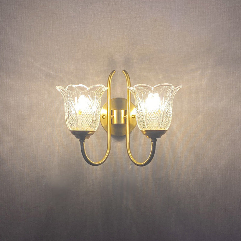 Applique murale contemporaine de luxe avec base en disque floral embossé en cuivre, verre 1/2 lumière pour chambre 