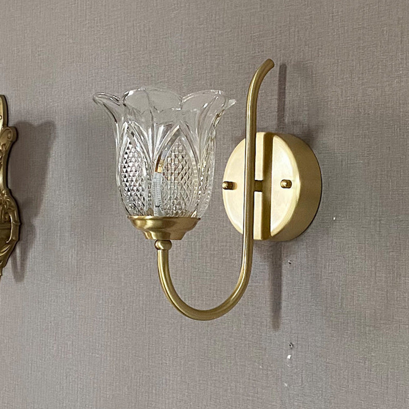 Applique murale contemporaine de luxe avec base en disque floral embossé en cuivre, verre 1/2 lumière pour chambre 