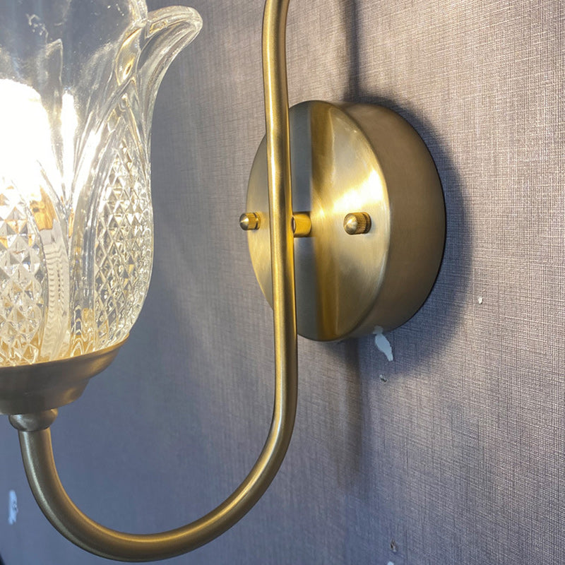 Applique murale contemporaine de luxe avec base en disque floral embossé en cuivre, verre 1/2 lumière pour chambre 