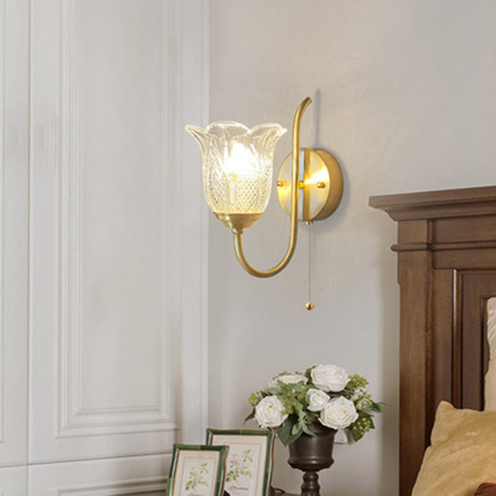 Apliqué de pared de lujo contemporáneo con base de disco floral en relieve de cobre y vidrio 1/2 luz para dormitorio 