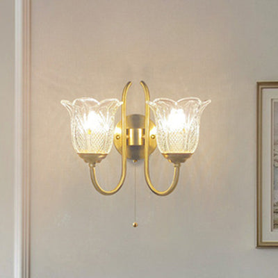 Applique murale contemporaine de luxe avec base en disque floral embossé en cuivre, verre 1/2 lumière pour chambre 