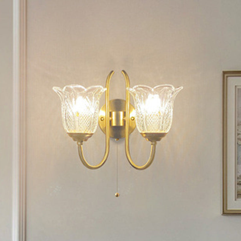 Applique murale contemporaine de luxe avec base en disque floral embossé en cuivre, verre 1/2 lumière pour chambre 