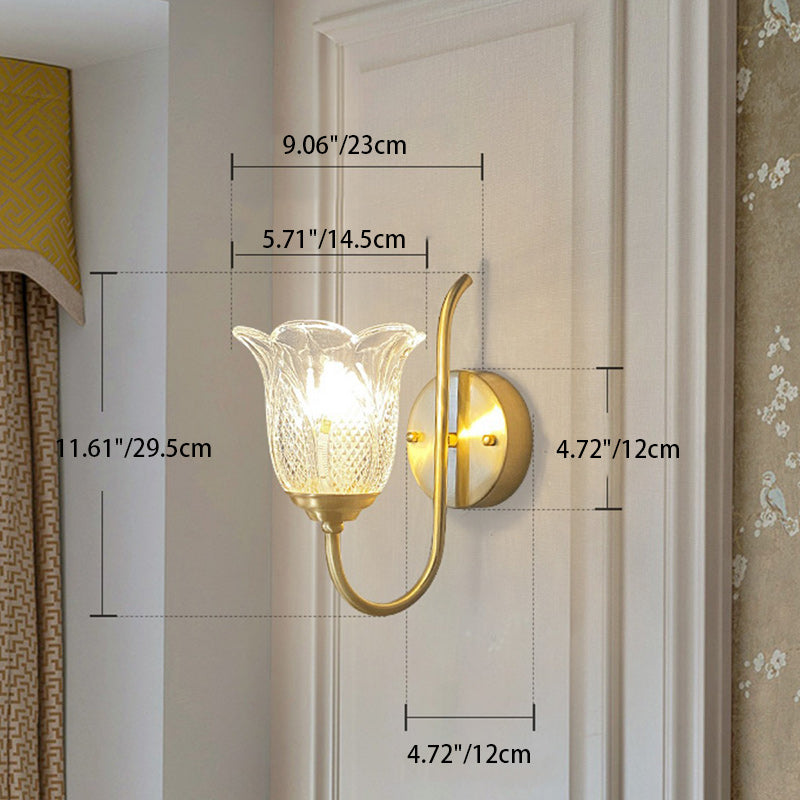 Applique murale contemporaine de luxe avec base en disque floral embossé en cuivre, verre 1/2 lumière pour chambre 