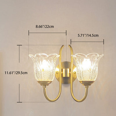 Applique murale contemporaine de luxe avec base en disque floral embossé en cuivre, verre 1/2 lumière pour chambre 