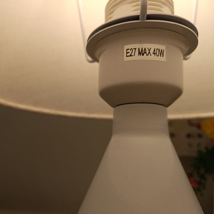 Lámpara de mesa de 1 luz de tela de hierro cónico para dormitorio, mesa redonda minimalista moderna 