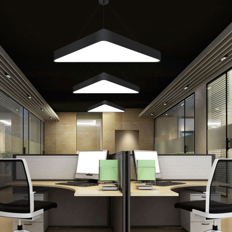 Lampe suspendue LED en acrylique et fer creux triangulaire minimaliste moderne pour salon 