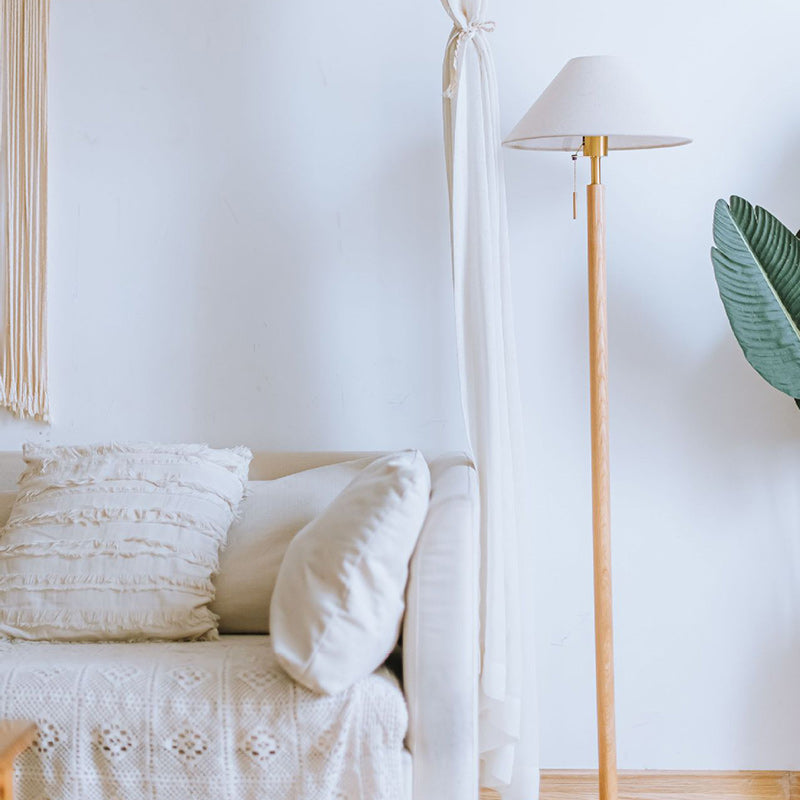 Lampe de sol contemporaine scandinave à une lumière avec base cylindrique en bois et tissu pour salon 