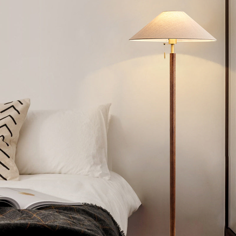 Lampe de sol contemporaine scandinave à une lumière avec base cylindrique en bois et tissu pour salon 
