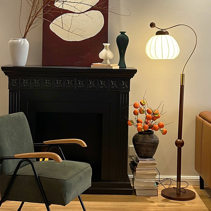 Lampe de sol traditionnelle vintage en bois, aluminium et tissu à une lumière avec base cylindrique, sphère courbée, disque et citrouille pour salon 