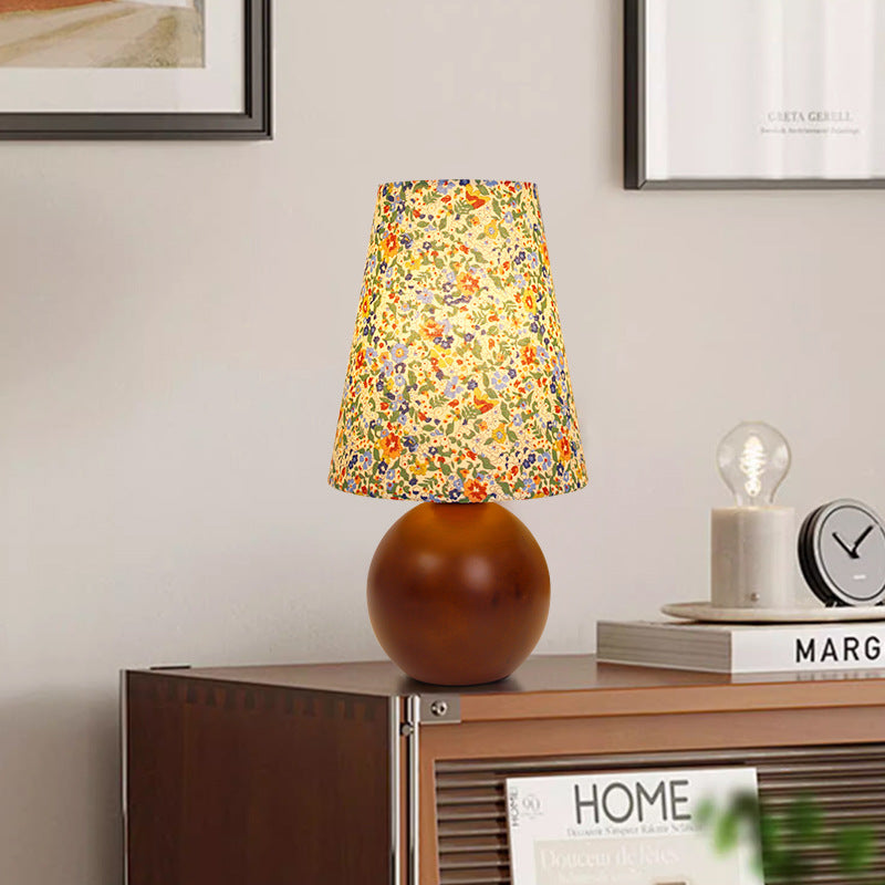 Traditionelle Vintage Rundtisch Kugel Zylinder Basis Floral Trim Massivholz Stoff LED Tischlampe für Schlafzimmer 