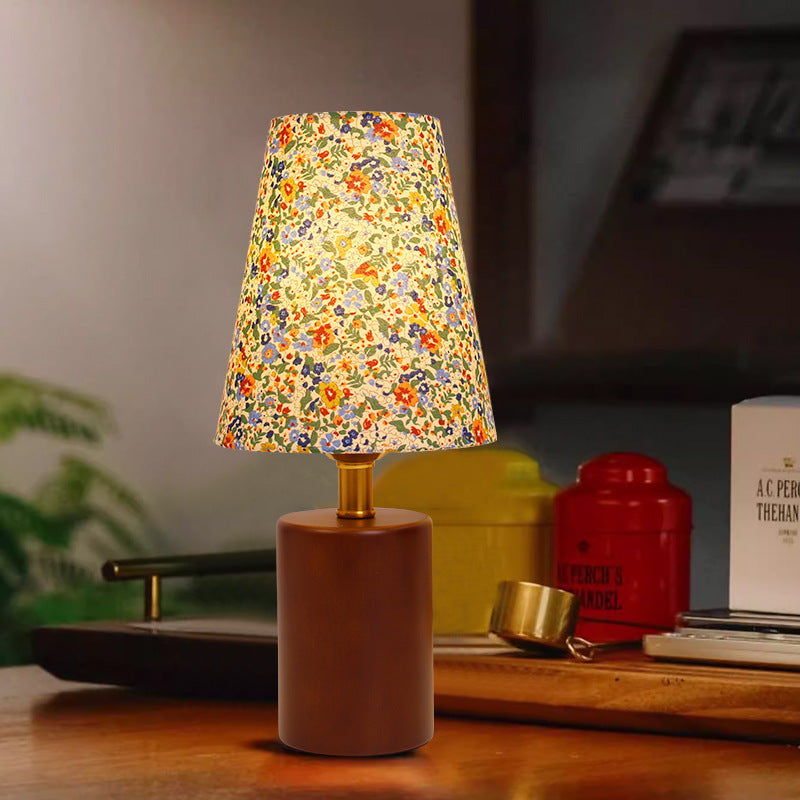 Traditionelle Vintage Rundtisch Kugel Zylinder Basis Floral Trim Massivholz Stoff LED Tischlampe für Schlafzimmer 