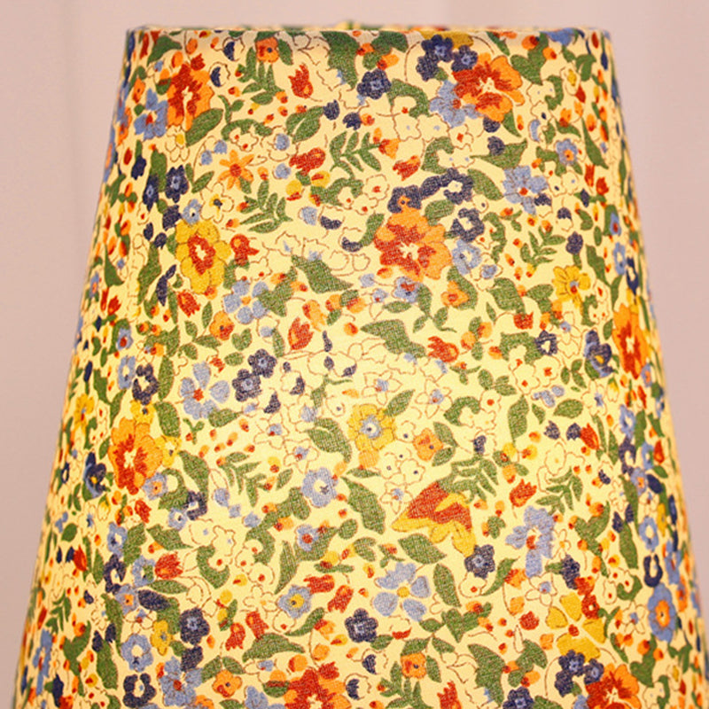 Traditionelle Vintage Rundtisch Kugel Zylinder Basis Floral Trim Massivholz Stoff LED Tischlampe für Schlafzimmer 