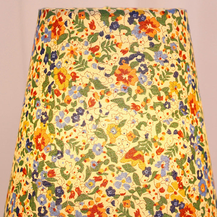 Traditionelle Vintage Rundtisch Kugel Zylinder Basis Floral Trim Massivholz Stoff LED Tischlampe für Schlafzimmer 