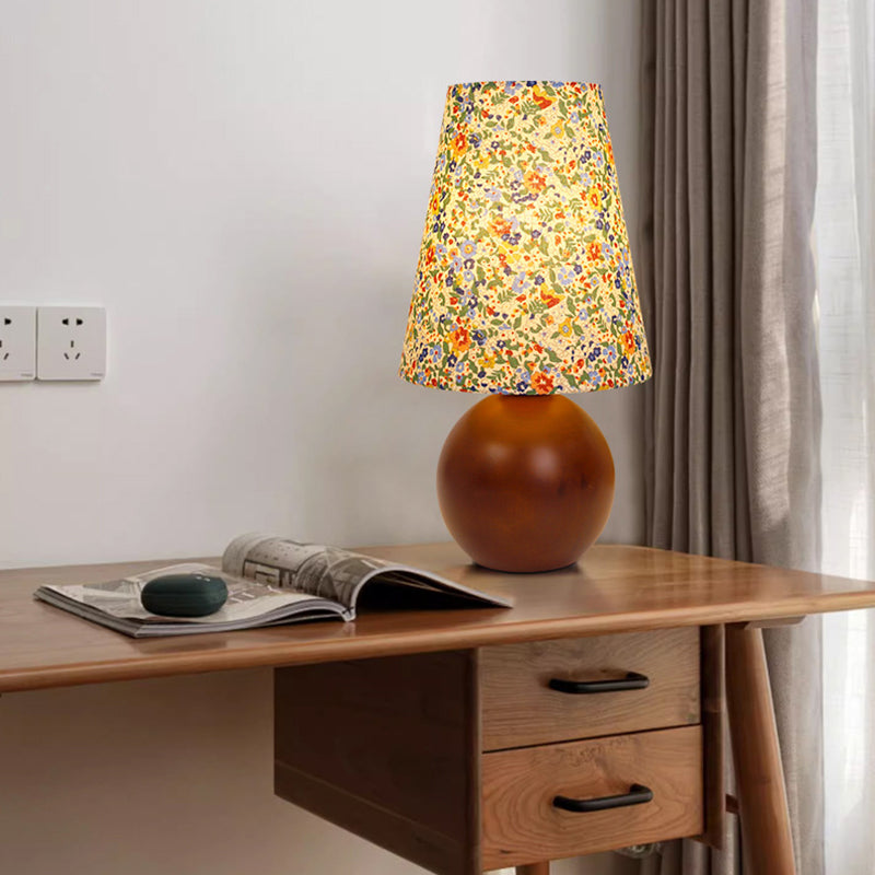 Traditionelle Vintage Rundtisch Kugel Zylinder Basis Floral Trim Massivholz Stoff LED Tischlampe für Schlafzimmer 