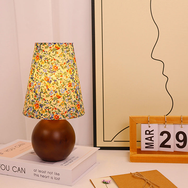 Traditionelle Vintage Rundtisch Kugel Zylinder Basis Floral Trim Massivholz Stoff LED Tischlampe für Schlafzimmer 