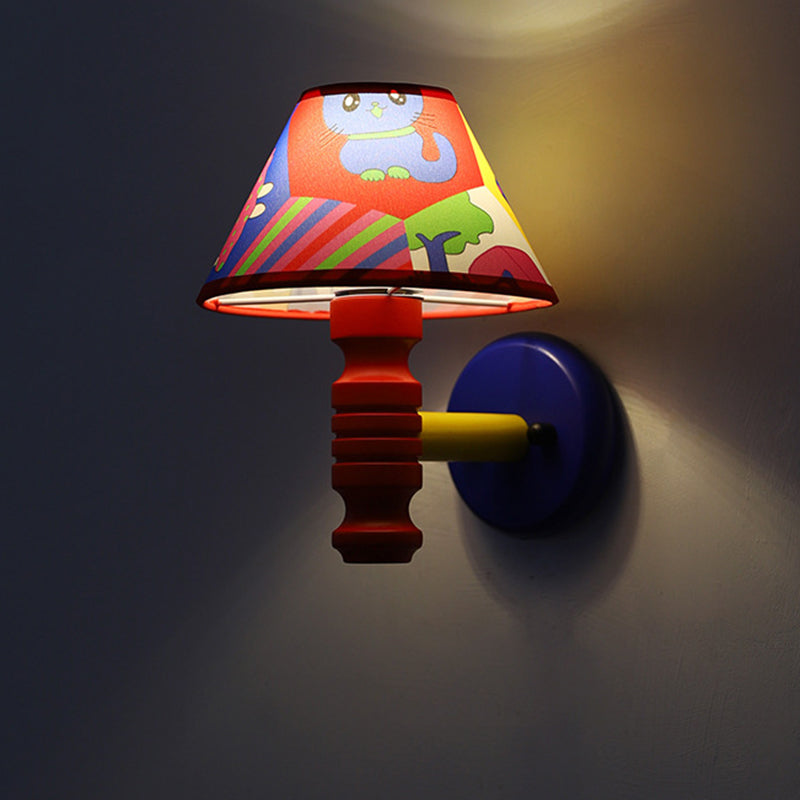 Lámpara de Aplique de Pared de 1 Luz para Dormitorio con Mesa Redonda de Pintura de Niños en Estilo Contemporáneo Escandinavo, Cilindro de Hierro, Tela y Madera 