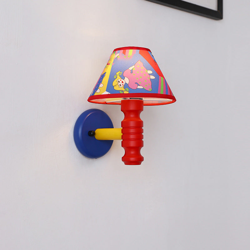 Lámpara de Aplique de Pared de 1 Luz para Dormitorio con Mesa Redonda de Pintura de Niños en Estilo Contemporáneo Escandinavo, Cilindro de Hierro, Tela y Madera 