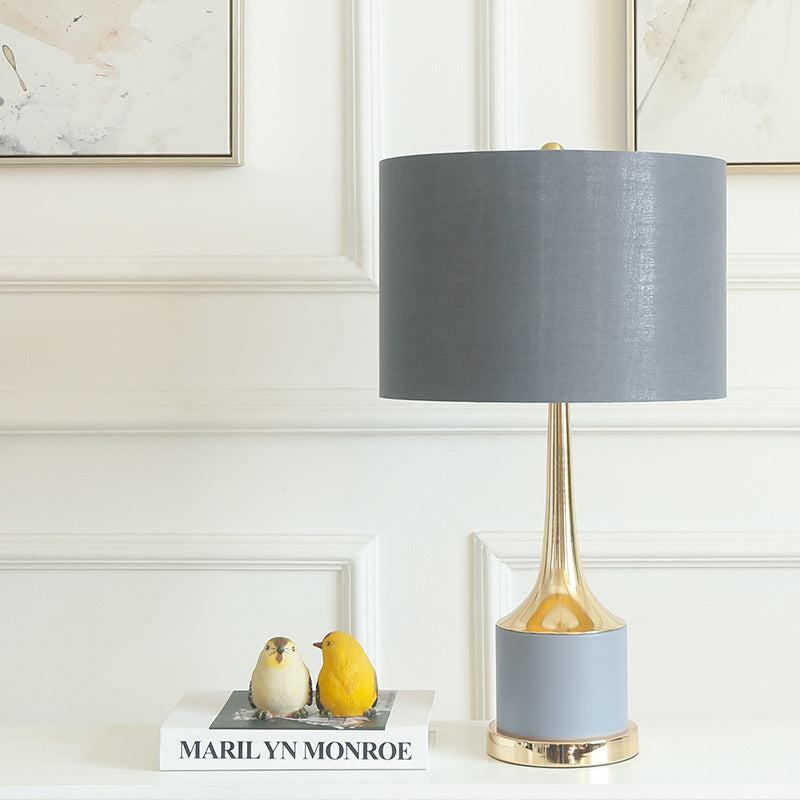 مصباح طاولة حديث بأسطوانة بسيطة مع قاعدة قرصية من الرخام والقماش بلمبة واحدة لغرفة النوم 