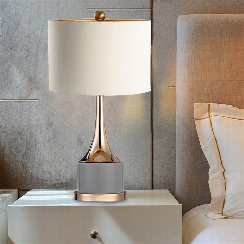مصباح طاولة حديث بأسطوانة بسيطة مع قاعدة قرصية من الرخام والقماش بلمبة واحدة لغرفة النوم 