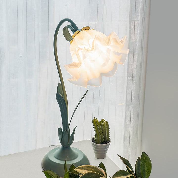 Lampe de table contemporaine scandinave à base de disque floral en fer et acrylique à 1 lumière pour chambre à coucher 