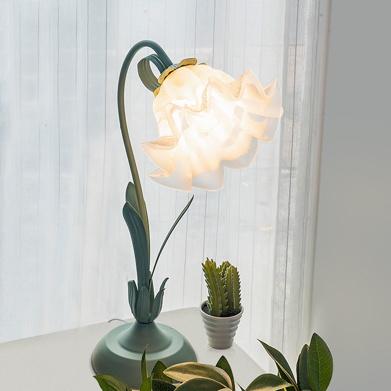 Contemporary Scandinavian Floral Disc Base Iron Acrylic 1-Light Table Lamp For Bedroom