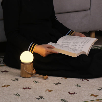 Lámpara de mesa contemporánea creativa de madera hombre cilindro bola madera sisal acrílico LED para dormitorio 