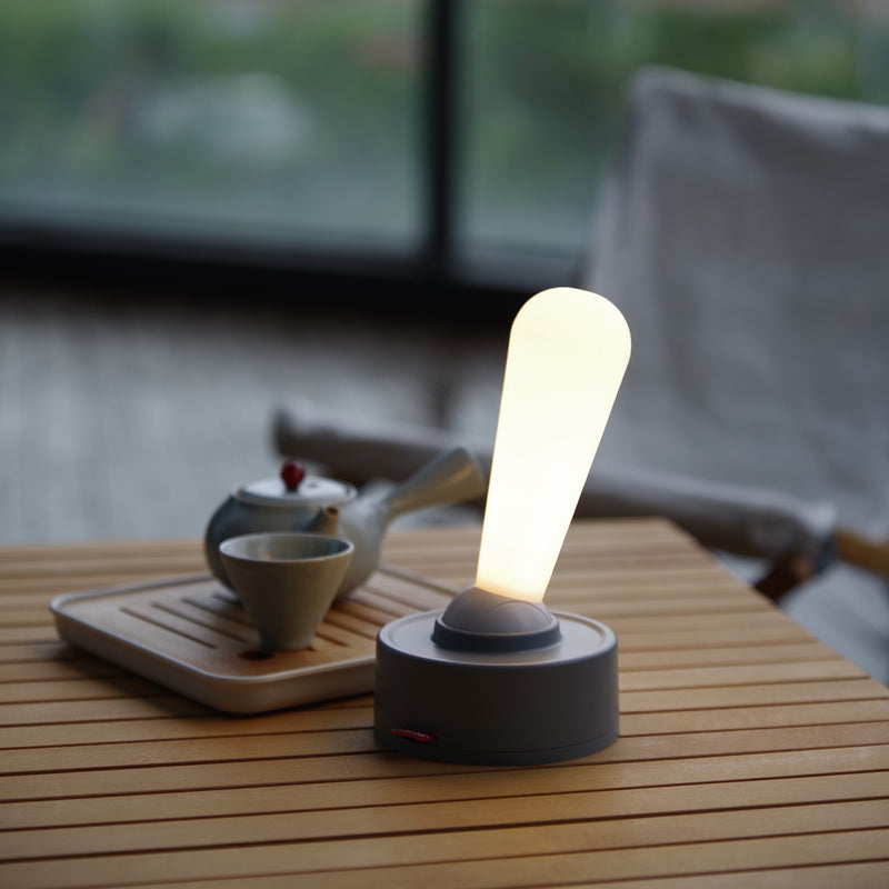 مصباح طاولة LED من السيليكون ABS بقاعدة أسطوانية ومقبض بيضاوي حديث وبسيط لغرفة النوم 