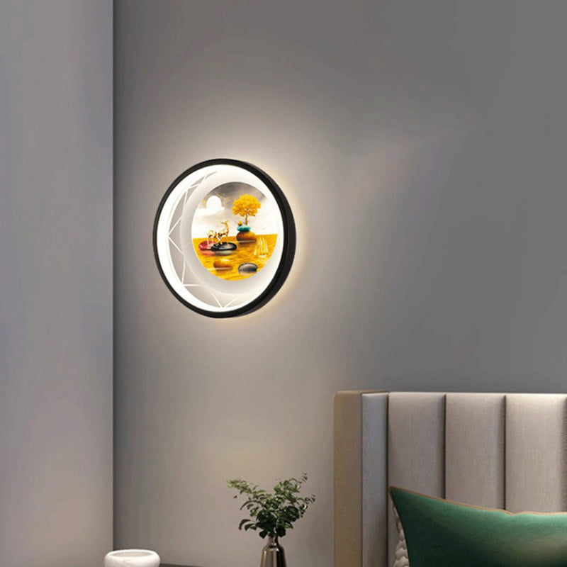 Zeitgenössische kreative runde Pfau-Hirsch-Baum-Landschaftsmalerei Eisen Acryl LED Wandleuchte für das Schlafzimmer 