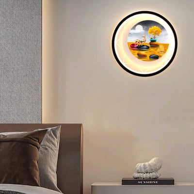 Zeitgenössische kreative runde Pfau-Hirsch-Baum-Landschaftsmalerei Eisen Acryl LED Wandleuchte für das Schlafzimmer 