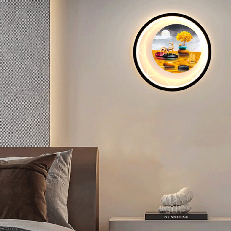 Zeitgenössische kreative runde Pfau-Hirsch-Baum-Landschaftsmalerei Eisen Acryl LED Wandleuchte für das Schlafzimmer 