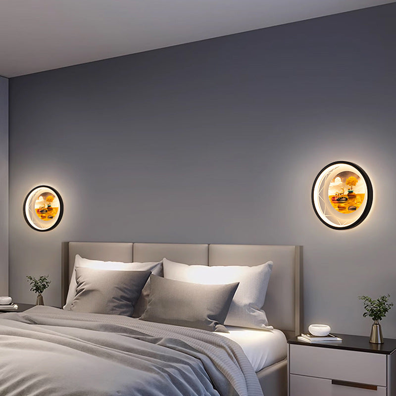Zeitgenössische kreative runde Pfau-Hirsch-Baum-Landschaftsmalerei Eisen Acryl LED Wandleuchte für das Schlafzimmer 