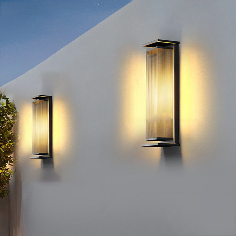 Moderne minimalistische solarbetriebene wasserdichte rechteckige Streifen-Edelstahl-PC-LED-Außenwandleuchte für den Garten 