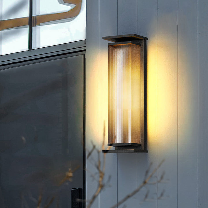 Moderne minimalistische solarbetriebene wasserdichte rechteckige Streifen-Edelstahl-PC-LED-Außenwandleuchte für den Garten 