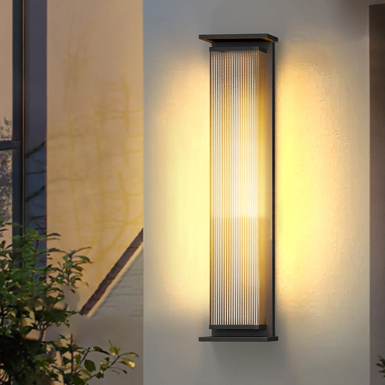 Moderne minimalistische solarbetriebene wasserdichte rechteckige Streifen-Edelstahl-PC-LED-Außenwandleuchte für den Garten 