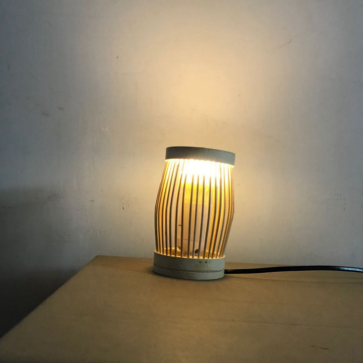 Lampe de table traditionnelle japonaise ovale ronde en bambou creux à 1 lumière pour chambre à coucher 